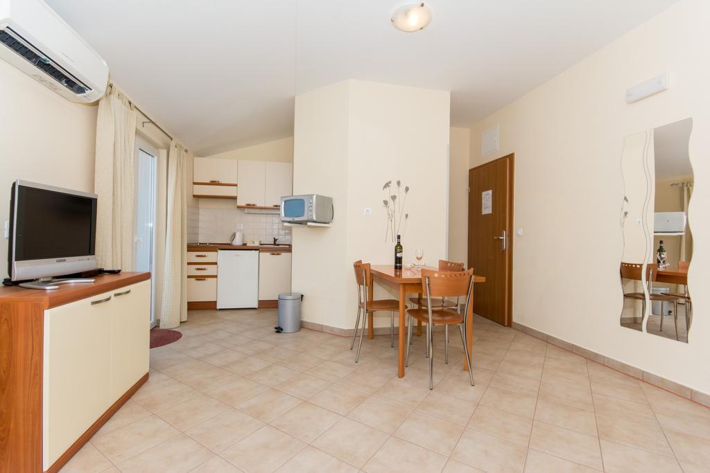 Apartments Dadic 챠브타트 객실 사진